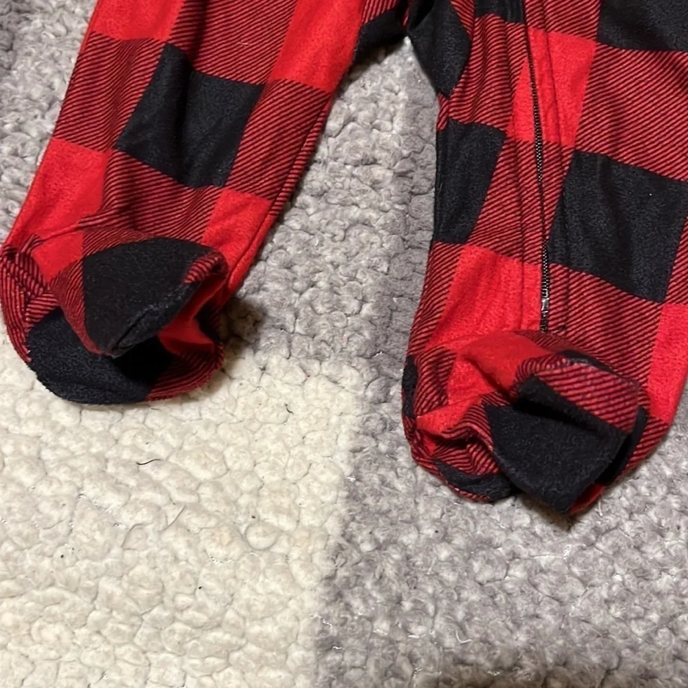 North Pole Infant Buffalo Plaid Buffalo Check Footed Pajamas Size 6 Months